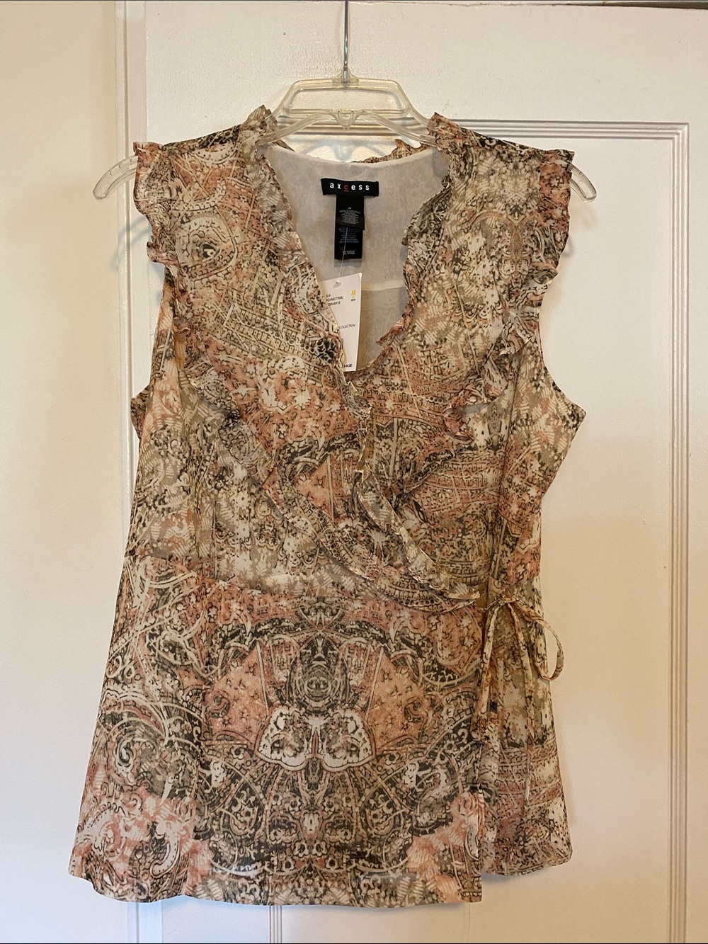 🎀 5/$20 🎀 NWT Axcess printed wrap top size medium